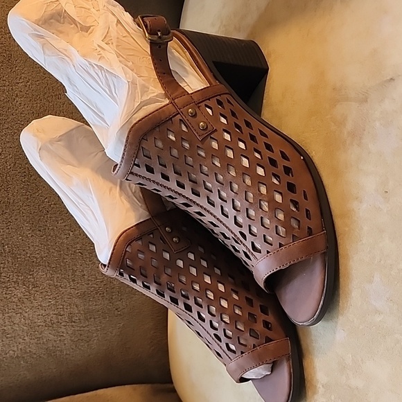 EASY STREET SANDALS Size 8.5 - Picture 3 of 8